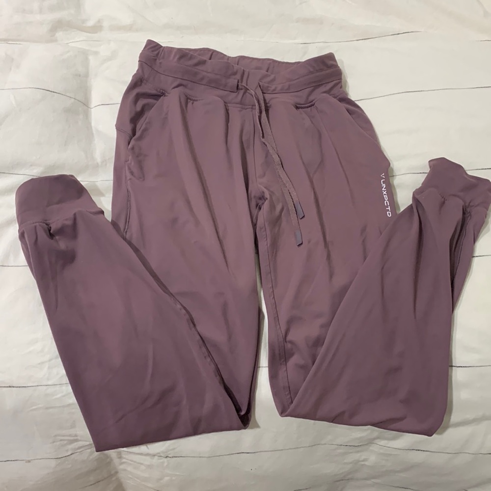 SUPER CUTE unexpected plum purple joggers, like new only worn 1x, size M